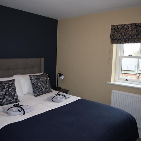 Canal View Cottage With Log Fire & Parking Blisworth Экстерьер фото